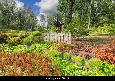 Qing Yin Pavillon (chinesischer Musikpavillon) im Chinese Streamside Garden, RHS Bridgewater Garden, Greater Manchester, England, Großbritannien Stockfoto