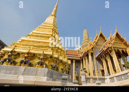 Eine der zwei goldenen Stupas vor dem Königlichen Pantheon im Großen Palast in Bangkok; Bangkok, Thailand Stockfoto