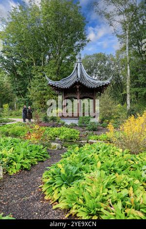 Qing Yin Pavillon (chinesischer Musikpavillon) im Chinese Streamside Garden, RHS Bridgewater Garden, Greater Manchester, England, Großbritannien Stockfoto