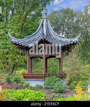 Qing Yin Pavillon (chinesischer Musikpavillon) im Chinese Streamside Garden, RHS Bridgewater Garden, Greater Manchester, England, Großbritannien Stockfoto