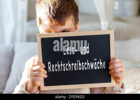 Bayern, Deutschland - 30. Oktober 2024: Lese- und Rechtschreibschwierigkeiten. Symbolisches Bild der Bildung in Deutschland, Schüler und Kinder mit Lese- und Schreibschwierigkeiten. PHOTOMONTAGE *** Lese- und Rechtschreibschwäche. Symbolbild zur Bildung in Deutschland, Schüler und Kinder mit Leseschwäche und Schreibschwäche in der Rechtschreibung. FOTOMONTAGE Stockfoto