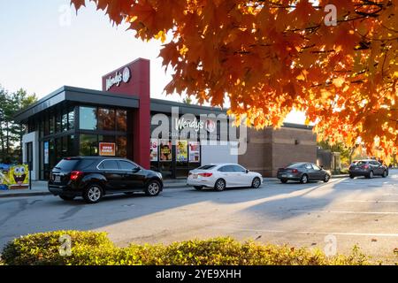 Gäste des Fast-Food-Restaurants von Wendy in der Drive-Thru-Linie umschließen das Gebäude in Snellville, Georgia. (USA) Stockfoto