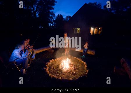 Familie röstet Marshmallows am Lagerfeuer in der Nähe von Crosslake, MN, USA; Crosslake, Minnesota, Vereinigte Staaten von Amerika Stockfoto