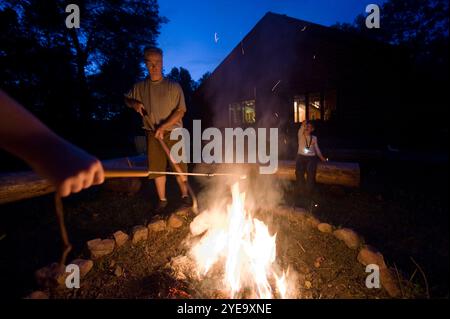 Familie röstet Marshmallows am Lagerfeuer in der Nähe von Crosslake, MN, USA; Crosslake, Minnesota, Vereinigte Staaten von Amerika Stockfoto