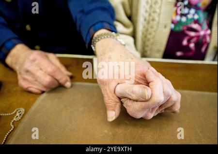 Nahaufnahme eines älteren Ehepaares, das Hände hält; Nebraska City, Nebraska, Vereinigte Staaten von Amerika Stockfoto