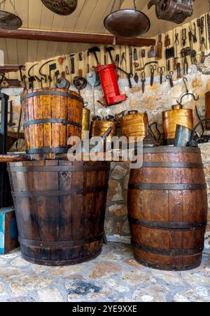 Lefkada. Griechenland- 10.17.2024. Eine Auswahl an alten, alten Haushalten, landwirtschaftlichen Gegenständen und Werkzeugen im Karya Folklore Museum. Stockfoto