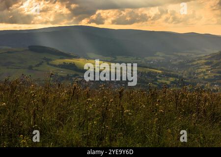 Blick auf das Bergtal bei Sonnenuntergang. Spätsommer, September Stockfoto