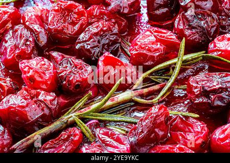 Extreme Nahaufnahme gekochter Preiselbeeren mit Rosmarinzweig; Alberta, Kanada Stockfoto