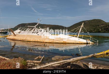 Ein halb versunkenes Boot im Flachwasser. Stockfoto