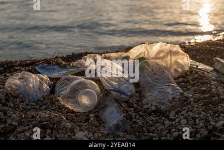 Plastikflaschen und anderer Müll am Strand. Ein Umweltverschmutzungskonzept. Stockfoto