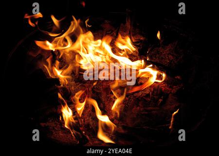 Flammen tanzen in einer Feuerstelle, begleitet von einer kühlen Brise am 5. November. Stockfoto