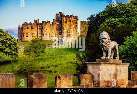 Malerischer Blick von der Lion Bridge of Alnwick Castled; Alnwick, Northumberland, England Stockfoto