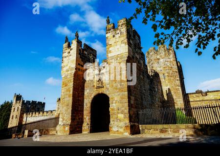 Mauern und Eingang zu Alnwick Castle; Alnwick, Northumberland, England Stockfoto