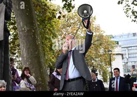 LONDON, GROSSBRITANNIEN. 30. Oktober 2024. Labour-Abgeordneter Ian Lavery unterstützt die WASPI bei der Fortsetzung des Kampfes für Gerechtigkeit, der längst überfällig ist, um die Renten von Frauen zu bezahlen, die während der Proteste der 1950er Jahre auf dem Parliament Square in London geboren wurden. (Foto von 李世惠/siehe Li/Picture Capital) Credit: Siehe Li/Picture Capital/Alamy Live News Stockfoto