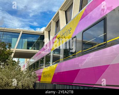 Fort Lauderdale, Florida, USA - 2. Dezember 2023: Hochgeschwindigkeits-Expresszug von Brightline zwischen Miami und Orlando. Stockfoto