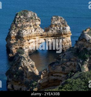 Bootstour durch einen natürlichen Bogen in den erstaunlichen Felsformationen von Ponta da Piedade entlang der Algarve Küste in Portugal; Lagos, Faro, Portugal Stockfoto