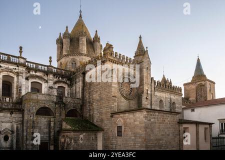 Historische Architektur in Evora, der Hauptstadt der Region Alentejo im Süden Portugals. Im historischen Zentrum der Stadt steht das antike römische Tem... Stockfoto