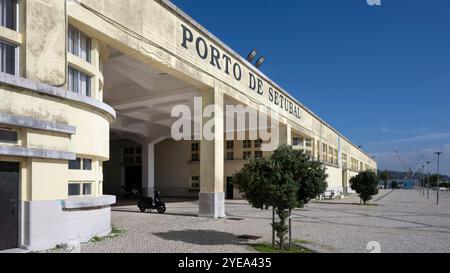 Setúbal Tourismusbüros in der Nähe des Bahnhofs in der historischen Stadt Setúbal, einer belebten Hafen- und Industriestadt, die über eine weitläufige... Stockfoto