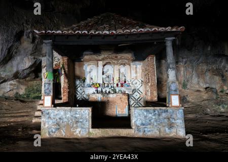 Rebellischer Schrein in der Höhle von Lapa de Santa Margarida; Sao Lourenco, Setubal, Portugal Stockfoto