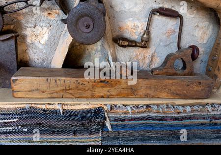 Ein Vintage Holzhobel und ein Handbohrer für die Holzbearbeitung. Stockfoto