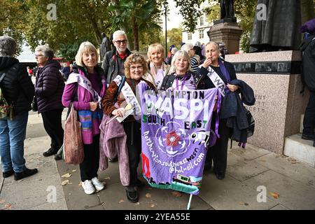 LONDON, GROSSBRITANNIEN. 30. Oktober 2024. Der Parlamentsabgeordnete unterstützt die WASPI bei der Fortsetzung des Kampfes für Gerechtigkeit, der längst überfällig ist, die Renten von Frauen zu bezahlen, die während der Proteste der 1950er Jahre auf dem Parliament Square in London geboren wurden. (Foto von 李世惠/siehe Li/Picture Capital) Credit: Siehe Li/Picture Capital/Alamy Live News Stockfoto