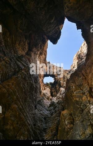 Erstaunliche Felsenerosion entlang der Strände von Sagres in Portugal, mit Löchern und Blick auf einen blauen Himmel; Faro, Portugal Stockfoto