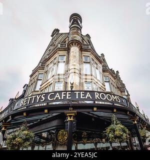 Blick auf das Schild Betty's Cafe in Harrogate. Harrogate, North Yorkshire, Vereinigtes Königreich. 30. Oktober 2024. Harrogate, North Yorkshire, Großbritannien. Gutschrift: Ca. Stockfoto