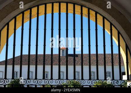 Architektur durch die vertikalen Bars in einem Bogengang in der Stadt Faro, Portugal. Faro ist die Hauptstadt der Region Algarve im Süden Portugals Stockfoto