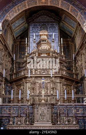 Kunstvoller Altar mit Kerzen in einer Kirche in Faro, Portugal. Faro ist die Hauptstadt der Algarve im Süden Portugals; Faro, Portugal Stockfoto