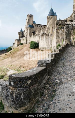 Türme, Tore, Mauern und Zinnen der mittelalterlichen Festung von Carcassonne, Okzitanien, Frankreich Stockfoto