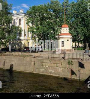 Kronstadt, Russland - 22. Juni 2024: Altes Gebäude des Gezeitenmessers Stockfoto