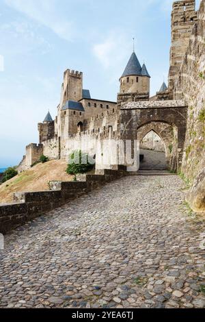 Türme, Tore, Mauern und Zinnen der mittelalterlichen Festung von Carcassonne, Okzitanien, Frankreich Stockfoto