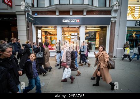 LONDON, 29. OKTOBER 2024: Swatch Store in der Oxford Street. Schweizer Uhrenmarke Stockfoto