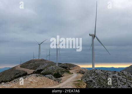 Ein Windpark auf den Bergen mit Windrädern an einem bewölkten Tag. Stockfoto
