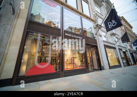 LONDON, 29. OKTOBER 2024: Bang & Olufsen Store in der Bond Street. High-End-Fernseher, Audiosysteme und Heimautomatisierungsprodukte Stockfoto