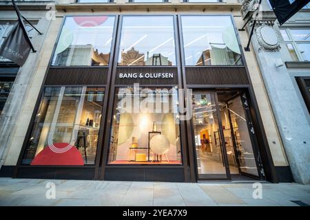 LONDON, 29. OKTOBER 2024: Bang & Olufsen Store in der Bond Street. High-End-Fernseher, Audiosysteme und Heimautomatisierungsprodukte Stockfoto