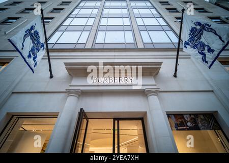 LONDON, 29. OKTOBER 2024: Burberry Store in der Bond Street, Mayfair, britische Luxusmodemarke Stockfoto