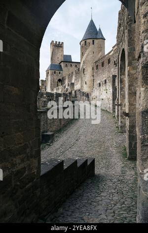 Türme, Tore, Mauern und Zinnen der mittelalterlichen Festung von Carcassonne, Okzitanien, Frankreich Stockfoto