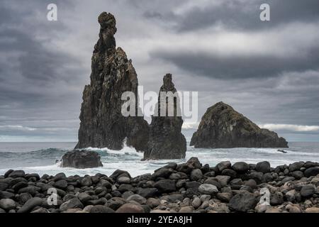 Das Meer stapelt sich entlang der Küste der Insel Madeira unter einem bedrohlichen Himmel; Ribeira da Janela, Madeira, Portugal Stockfoto