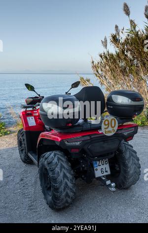 Lefkada, Griechenland- 10.15.2024. Ein Quad-Bike parkt auf einer dirk-Straße mit Blick aufs Meer. Stockfoto