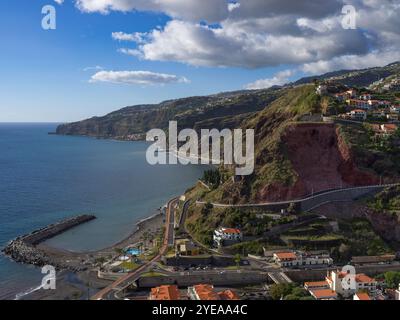 Blick auf die Stadt, die Uferpromenade und die Küste von Ribeira Brava auf der Insel Madeira, Portugal; Ribeira Brava, Madeira, Portugal Stockfoto