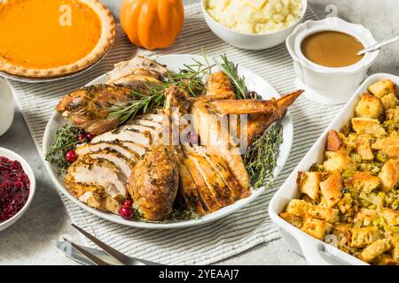 Festtage Thanksgiving Truthahn Dinner Teller mit allen Seiten Stockfoto