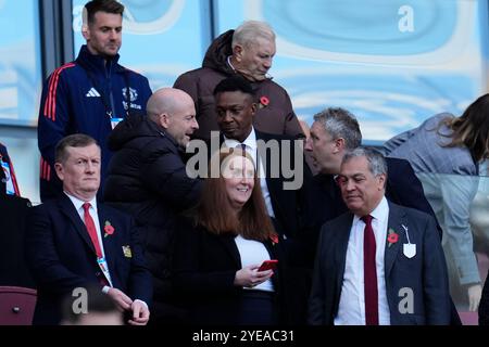 Lee Carsley (links) und Jason Wilcox, technischer Leiter von Manchester United, während des Premier League-Spiels im London Stadium. Bilddatum: Sonntag, 27. Oktober 2024. Stockfoto