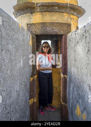 Weibliche Touristin im Fort Sao Tiago in der Küstenstadt Funchal auf der Insel Madeira, Portugal; Funchal, Madeira, Portugal Stockfoto