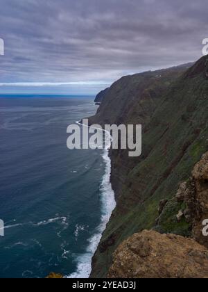 Zerklüftete Küste und Surfen entlang der Insel Madeira, Portugal; Madeira, Portugal Stockfoto