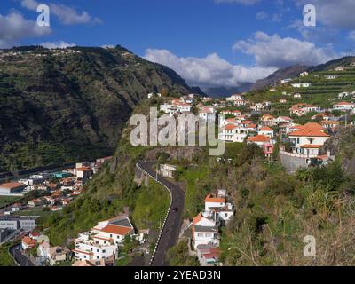 São Sebastião Aussichtspunkt mit Häusern am Hügel und an den Hängen von Ribeira Brava; Ribeira Brava, Madeira, Portugal Stockfoto