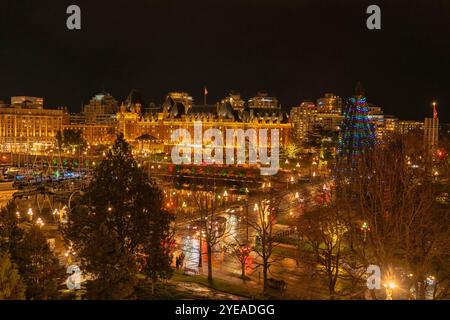 Nächtliches Foto des Victoria Harbour auf Vancouver Island mit dem Empress Hotel im Hintergrund und der Stadt beleuchtet mit Weihnachtslichtern Stockfoto