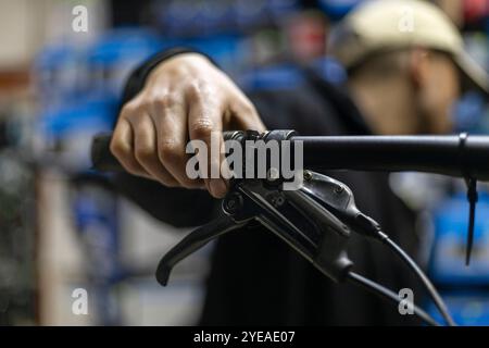 Hand, die den Lenker eines Fahrrads hält Stockfoto