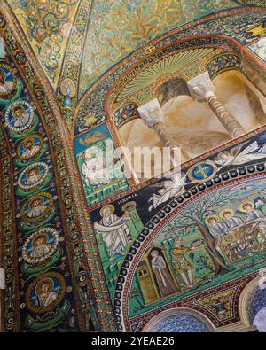 Nahaufnahme atemberaubender Mosaike in der Basilika San Vitale in Ravenna, einem der frühchristlichen Denkmäler von Ravenna Stockfoto