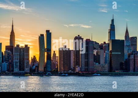 Sonnenuntergang über Midtown Manhattan, Blick vom Hunter's Point Park South, Queens, NY, USA; New York City, New York, Vereinigte Staaten von Amerika Stockfoto